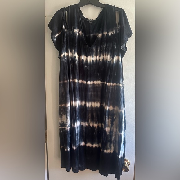 Lane Bryant Dresses & Skirts - Lane Bryant 24W Black Tie Dye Cold Shoulder Midi Dress